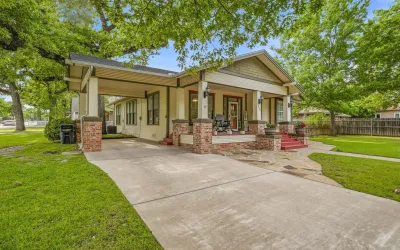 Single Family Residence For Sale in Parker County , 910 S Waco Street, Weatherford, Texas 76086, 3 Bedrooms, 1 Bathroom, Garage spaces, 1,492 Sqft, built in 1915, Preowned, Price $365,000, mls#21260233, Real Estate Agent in Weatherford, Homes For Sale in Parker county, Homes For Sale in Weatherford, Realtor in Weatherford Texas, Real Estate Brokerage Independent Realty Texas, Luminita Cordes Realtor