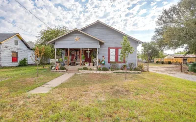Single Family Residence For Sale in Palo Pinto County , 905 6th Avenue SE, Mineral Wells, Texas 76067, 3 Bedrooms, 2 Bathrooms, Garage spaces, 1,260 Sqft, built in 1925, Price $200,000, mls#21259892, Real Estate Agent in Mineral Wells, Homes For Sale in Palo Pinto county, Homes For Sale in Mineral Wells, Realtor in Mineral Wells Texas, Real Estate Brokerage Independent Realty Texas, Luminita Cordes Realtor