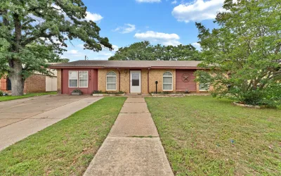 Single Family Residence For Sale in Denton County , 1125 Hillwood Drive, Lewisville, Texas 75067, 3 Bedrooms, 2 Bathrooms, Garage spaces, 1,678 Sqft, built in 1970, Price $259,000, mls#21257880, Real Estate Agent in Lewisville, Homes For Sale in Denton county, Homes For Sale in Lewisville, Realtor in Lewisville Texas, Real Estate Brokerage Independent Realty Texas, Luminita Cordes Realtor
