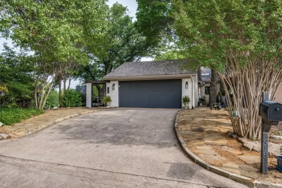 Townhouse For Sale in Rockwall County , 318 Columbia Drive, Rockwall, Texas 75032, 3 Bedrooms, 4 Bathrooms, 2 Garage spaces, 2,402 Sqft, built in 1983, Price $530,000, mls#21264336, Real Estate Agent in Rockwall, Homes For Sale in Rockwall county, Homes For Sale in Rockwall, Realtor in Rockwall Texas, Real Estate Brokerage Independent Realty Texas, Luminita Cordes Realtor