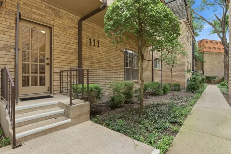 Condominium For Sale in Tarrant County , 4312 Bellaire Drive S 111, Fort Worth, Texas 76109, 2 Bedrooms, 2 Bathrooms, Garage spaces, 1,275 Sqft, built in 1965, Price $239,000, mls#21264663, Real Estate Agent in Fort Worth, Homes For Sale in Tarrant county, Homes For Sale in Fort Worth, Realtor in Fort Worth Texas, Real Estate Brokerage Independent Realty Texas, Luminita Cordes Realtor