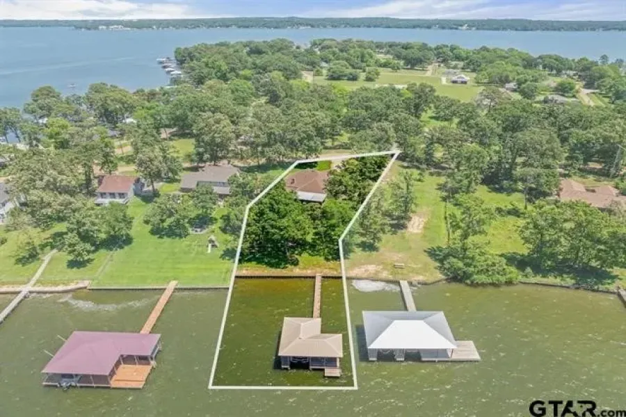 Single Family Residence For Sale in Henderson County , 3522 S Island Drive, Chandler, Texas 75758, 3 Bedrooms, 2 Bathrooms, 2 Garage spaces, 1,949 Sqft, built in 1996, Price $799,000, mls#21266480, Real Estate Agent in Chandler, Homes For Sale in Henderson county, Homes For Sale in Chandler, Realtor in Chandler Texas, Real Estate Brokerage Independent Realty Texas, Luminita Cordes Realtor