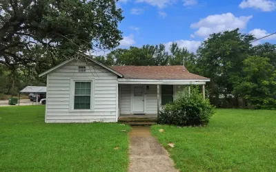 Single Family Residence For Sale in Palo Pinto County , 216 19th Street, Mineral Wells, Texas 76067, 2 Bedrooms, 1 Bathroom, Garage spaces, 1,226 Sqft, built in 1935, Price $155,000, mls#21269043, Real Estate Agent in Mineral Wells, Homes For Sale in Palo Pinto county, Homes For Sale in Mineral Wells, Realtor in Mineral Wells Texas, Real Estate Brokerage Independent Realty Texas, Luminita Cordes Realtor