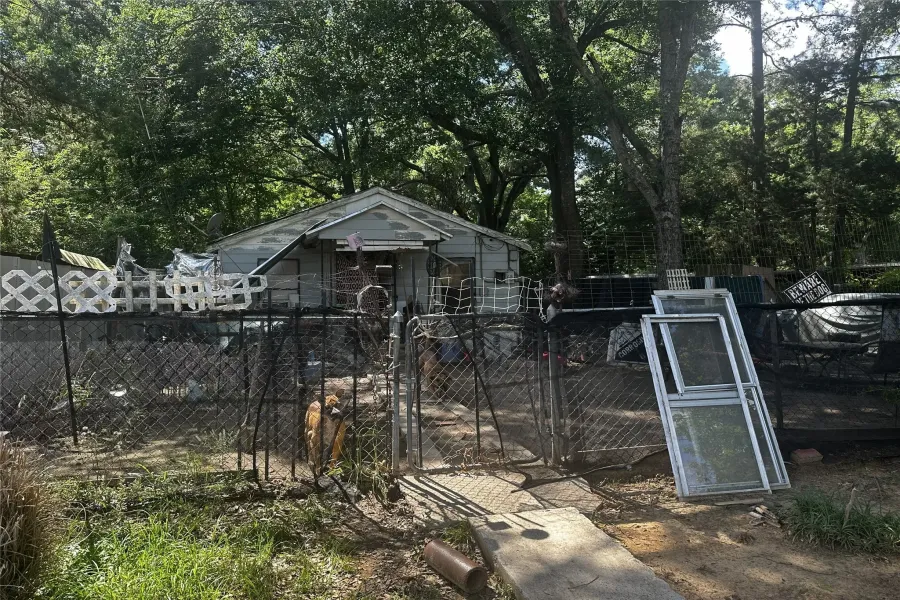 Single Family Residence For Sale in Gregg County , 1421 N 9th Street, Longview, Texas 75601, 2 Bedrooms, 1 Bathroom, Garage spaces, 800 Sqft, built in 1940, Price $60,000, mls#21270039, Real Estate Agent in Longview, Homes For Sale in Gregg county, Homes For Sale in Longview, Realtor in Longview Texas, Real Estate Brokerage Independent Realty Texas, Luminita Cordes Realtor