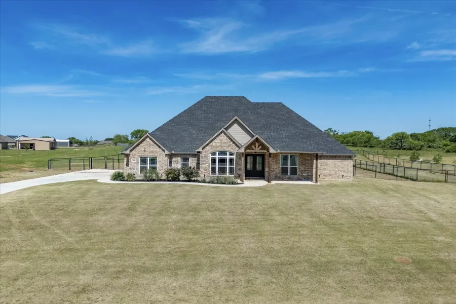 Single Family Residence For Sale in Wise County , 105 Carls Court, Boyd, Texas 76023, 3 Bedrooms, 3 Bathrooms, 2 Garage spaces, 2,450 Sqft, built in 2022, Price $515,000, mls#21265716, Real Estate Agent in Boyd, Homes For Sale in Wise county, Homes For Sale in Boyd, Realtor in Boyd Texas, Real Estate Brokerage Independent Realty Texas, Luminita Cordes Realtor