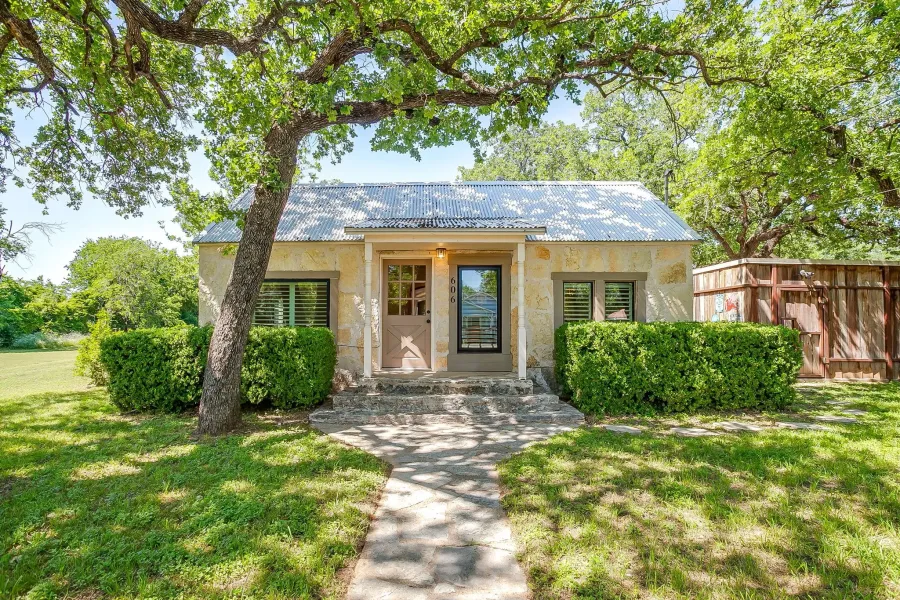 Single Family Residence For Sale in Hood County , 606 E Moore Street, Granbury, Texas 76048, 2 Bedrooms, 1 Bathroom, 1 Garage spaces, 966 Sqft, built in 1942, Price $380,000, mls#21268018, Real Estate Agent in Granbury, Homes For Sale in Hood county, Homes For Sale in Granbury, Realtor in Granbury Texas, Real Estate Brokerage Independent Realty Texas, Luminita Cordes Realtor