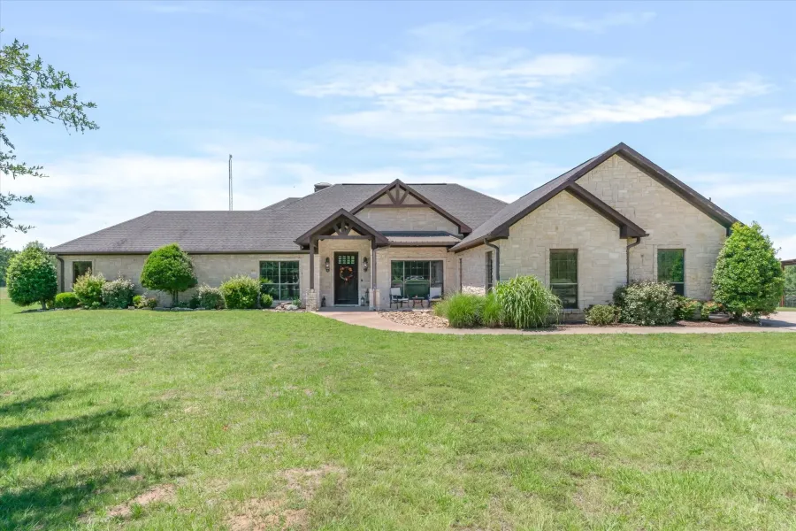 Single Family Residence For Sale in Van Zandt County , 347 VZ County Road 3108, Edgewood, Texas 75117, 4 Bedrooms, 3 Bathrooms, 2 Garage spaces, 3,004 Sqft, built in 2007, Price $1,300,000, mls#21271865, Real Estate Agent in Edgewood, Homes For Sale in Van Zandt county, Homes For Sale in Edgewood, Realtor in Edgewood Texas, Real Estate Brokerage Independent Realty Texas, Luminita Cordes Realtor