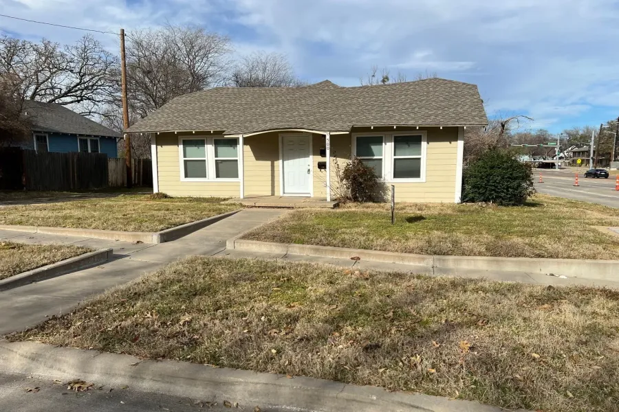 Single Family Residence For Rent in Denton County , 500 W Parkway Street 2, Denton, Texas 76201, 4 Bedrooms, 2 Bathrooms, Garage spaces, 2,350 Sqft, built in 1949, Price $2,300, mls#21272293, Real Estate Agent in Denton, Homes For Rent in Denton county, Homes For Rent in Denton, Realtor in Denton Texas, Real Estate Brokerage Independent Realty Texas, Luminita Cordes Realtor