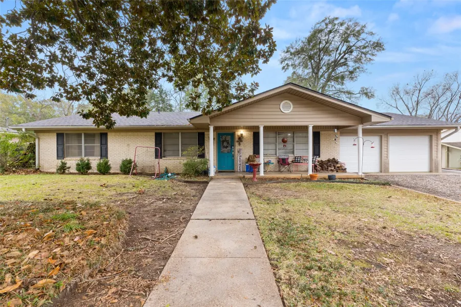 Single Family Residence For Sale in Gregg County , 2510 Wychelm Drive, Kilgore, Texas 75662, 4 Bedrooms, 3 Bathrooms, 2 Garage spaces, 3,875 Sqft, built in 1964, Price $274,900, mls#21270460, Real Estate Agent in Kilgore, Homes For Sale in Gregg county, Homes For Sale in Kilgore, Realtor in Kilgore Texas, Real Estate Brokerage Independent Realty Texas, Luminita Cordes Realtor