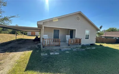 Single Family Residence For Rent in Ellis County , 900 W Avenue F, Midlothian, Texas 76065, 2 Bedrooms, 1 Bathroom, 2 Garage spaces, 1,419 Sqft, built in 1910, Price $1,950, mls#21274025, Real Estate Agent in Midlothian, Homes For Rent in Ellis county, Homes For Rent in Midlothian, Realtor in Midlothian Texas, Real Estate Brokerage Independent Realty Texas, Luminita Cordes Realtor