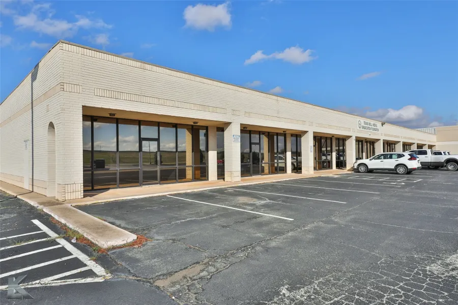 Office For Rent in Taylor County , 3125 Oldham Lane, Abilene, Texas 79602, 0, 0, Garage spaces, 0 Sqft, built in 1985, Price $2,750, mls#21274941, Real Estate Agent in Abilene, Homes For Rent in Taylor county, Homes For Rent in Abilene, Realtor in Abilene Texas, Real Estate Brokerage Independent Realty Texas, Luminita Cordes Realtor