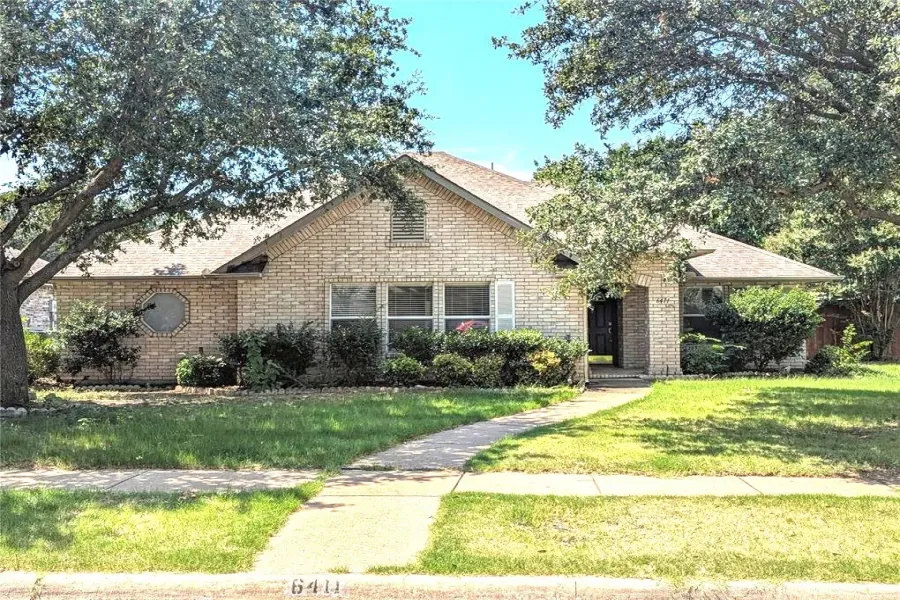 Single Family Residence For Sale in Collin County , 6411 Nottoway Court, Frisco, Texas 75035, 3 Bedrooms, 3 Bathrooms, 2 Garage spaces, 2,082 Sqft, built in 1997, Price $399,000, mls#21273898, Real Estate Agent in Frisco, Homes For Sale in Collin county, Homes For Sale in Frisco, Realtor in Frisco Texas, Real Estate Brokerage Independent Realty Texas, Luminita Cordes Realtor
