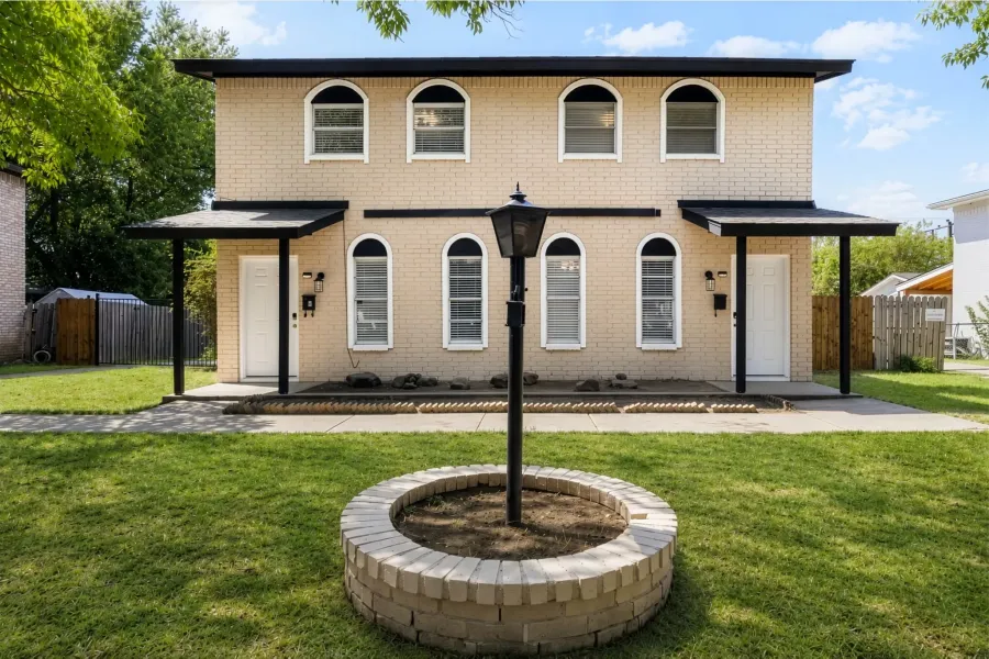 Single Family Residence For Sale in Tarrant County , 2406 Hollandale Circle, Arlington, Texas 76010, 4 Bedrooms, 4 Bathrooms, 2 Garage spaces, 2,244 Sqft, built in 1971, Price $415,000, mls#21272908, Real Estate Agent in Arlington, Homes For Sale in Tarrant county, Homes For Sale in Arlington, Realtor in Arlington Texas, Real Estate Brokerage Independent Realty Texas, Luminita Cordes Realtor