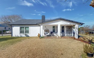 Single Family Residence For Sale in Dallas County , 3101 Ouida Avenue, Dallas, Texas 75211, 3 Bedrooms, 2 Bathrooms, 2 Garage spaces, 1,864 Sqft, built in 1925, Price $475,000, mls#21275808, Real Estate Agent in Dallas, Homes For Sale in Dallas county, Homes For Sale in Dallas, Realtor in Dallas Texas, Real Estate Brokerage Independent Realty Texas, Luminita Cordes Realtor