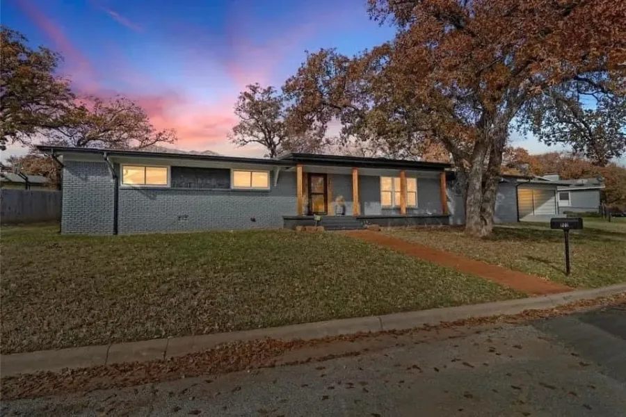 Single Family Residence For Rent in Palo Pinto County , 1201 NW 6th Avenue, Mineral Wells, Texas 76067, 4 Bedrooms, 3 Bathrooms, Garage spaces, 2,991 Sqft, built in 1961, Price $3,700, mls#21279151, Real Estate Agent in Mineral Wells, Homes For Rent in Palo Pinto county, Homes For Rent in Mineral Wells, Realtor in Mineral Wells Texas, Real Estate Brokerage Independent Realty Texas, Luminita Cordes Realtor