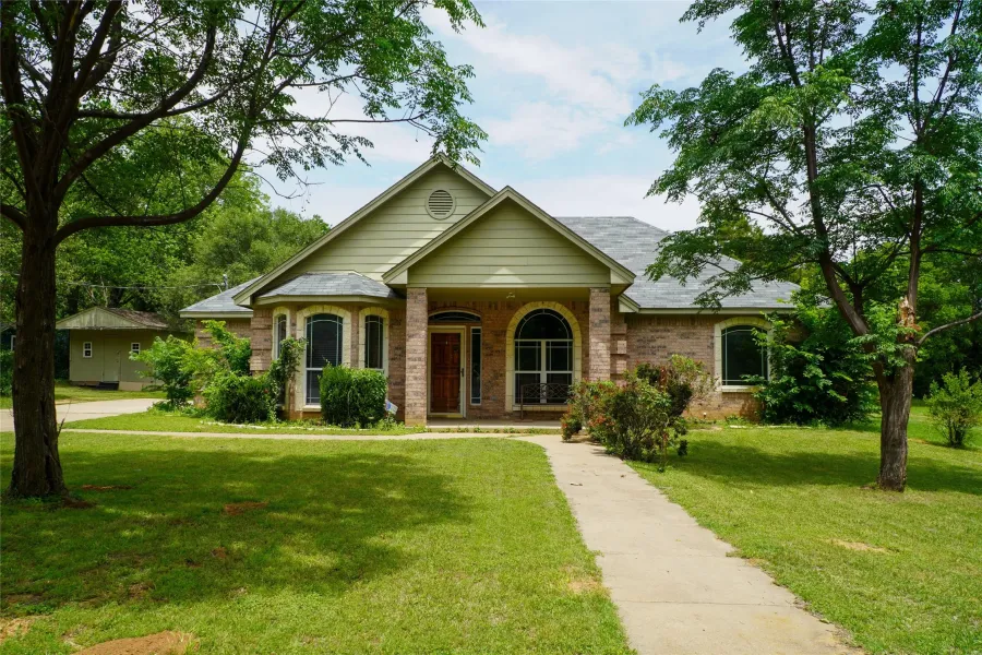 Single Family Residence For Sale in Johnson County , 404 E Oakdale Street, Keene, Texas 76059, 3 Bedrooms, 2 Bathrooms, Garage spaces, 1,514 Sqft, built in 2004, Price $360,000, mls#21279678, Real Estate Agent in Keene, Homes For Sale in Johnson county, Homes For Sale in Keene, Realtor in Keene Texas, Real Estate Brokerage Independent Realty Texas, Luminita Cordes Realtor