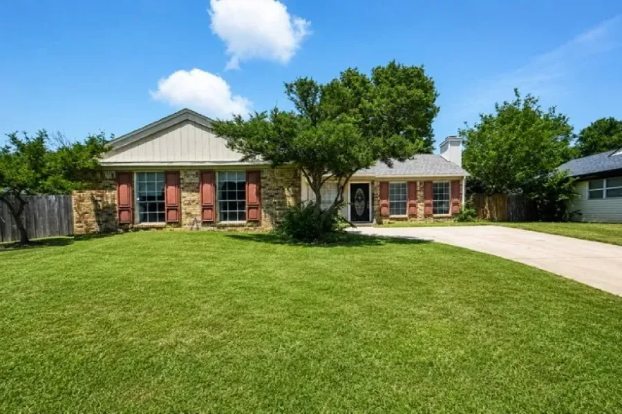 Single Family Residence For Sale in Tarrant County , 3905 Dogwood Court, Fort Worth, Texas 76137, 3 Bedrooms, 2 Bathrooms, 1 Garage spaces, 1,392 Sqft, built in 1983, Price $285,000, mls#21281740, Real Estate Agent in Fort Worth, Homes For Sale in Tarrant county, Homes For Sale in Fort Worth, Realtor in Fort Worth Texas, Real Estate Brokerage Independent Realty Texas, Luminita Cordes Realtor