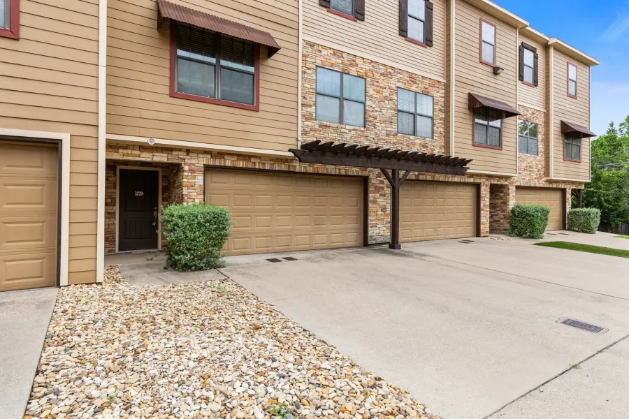 Condominium For Sale in Mc Lennan County , 2410 S 2nd Street 1270, Waco, Texas 76706, 2 Bedrooms, 3 Bathrooms, 2 Garage spaces, 1,240 Sqft, built in 2009, Price $230,000, mls#21282165, Real Estate Agent in Waco, Homes For Sale in Mc Lennan county, Homes For Sale in Waco, Realtor in Waco Texas, Real Estate Brokerage Independent Realty Texas, Luminita Cordes Realtor