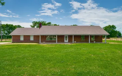 Single Family Residence For Sale in Red River (TX) County , 7350 Farm Road 2573, Clarksville, Texas 75426, 3 Bedrooms, 2 Bathrooms, 2 Garage spaces, 1,770 Sqft, built in 1993, Price $299,900, mls#21285901, Real Estate Agent in Clarksville, Homes For Sale in Red River (TX) county, Homes For Sale in Clarksville, Realtor in Clarksville Texas, Real Estate Brokerage Independent Realty Texas, Luminita Cordes Realtor